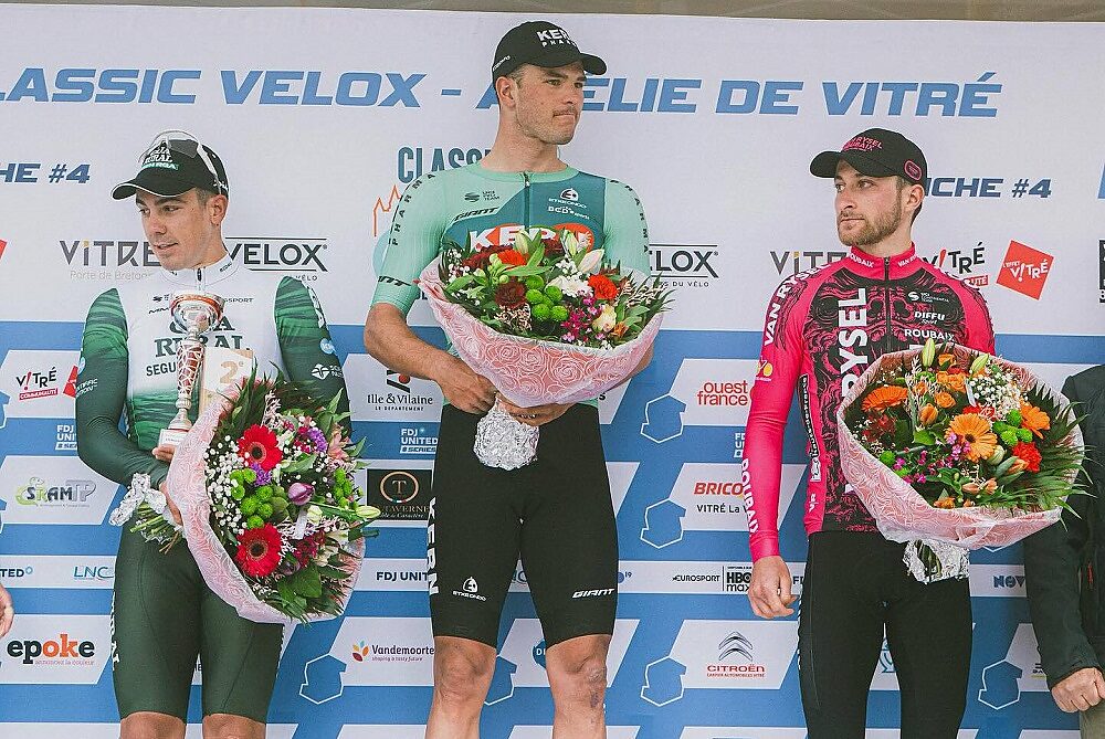Louis Hardouin (a destra) sul podio della Classic Adélie de Vitré