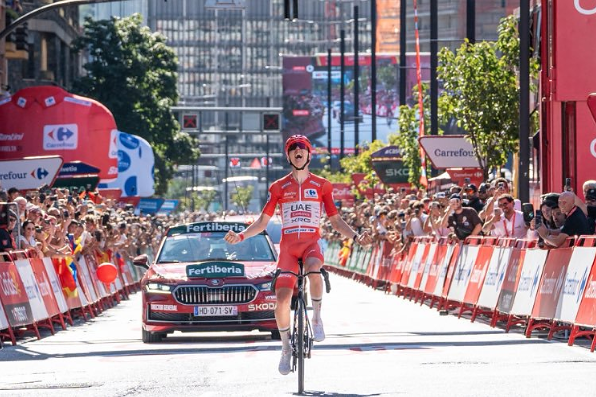 Tadej Pogačar vince in maglia rossa ©La Vuelta (Foto Cxcling)