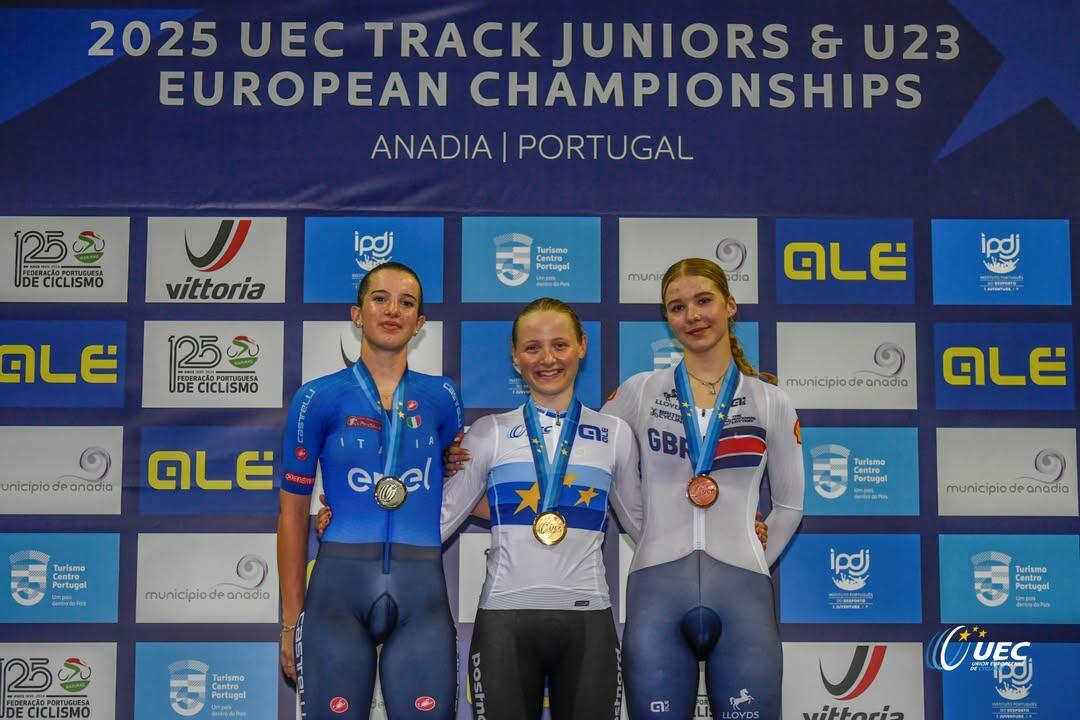Linda Frapporti sul podio del Campionati Europei su pista juniores ©Union Européenne de Cyclisme