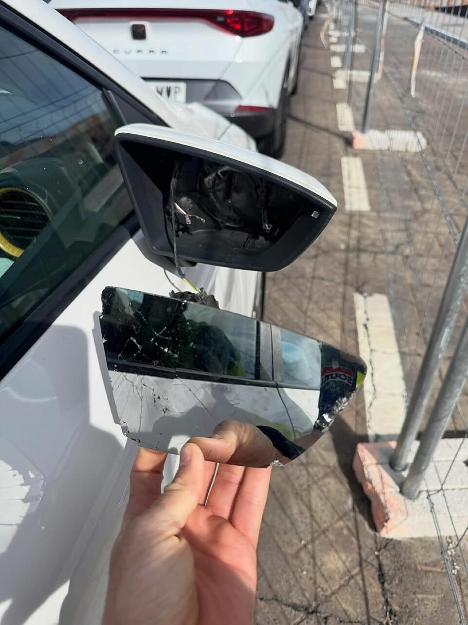 Lo specchietto danneggiato nell'incidente ©Gianmarco Garofoli via IG