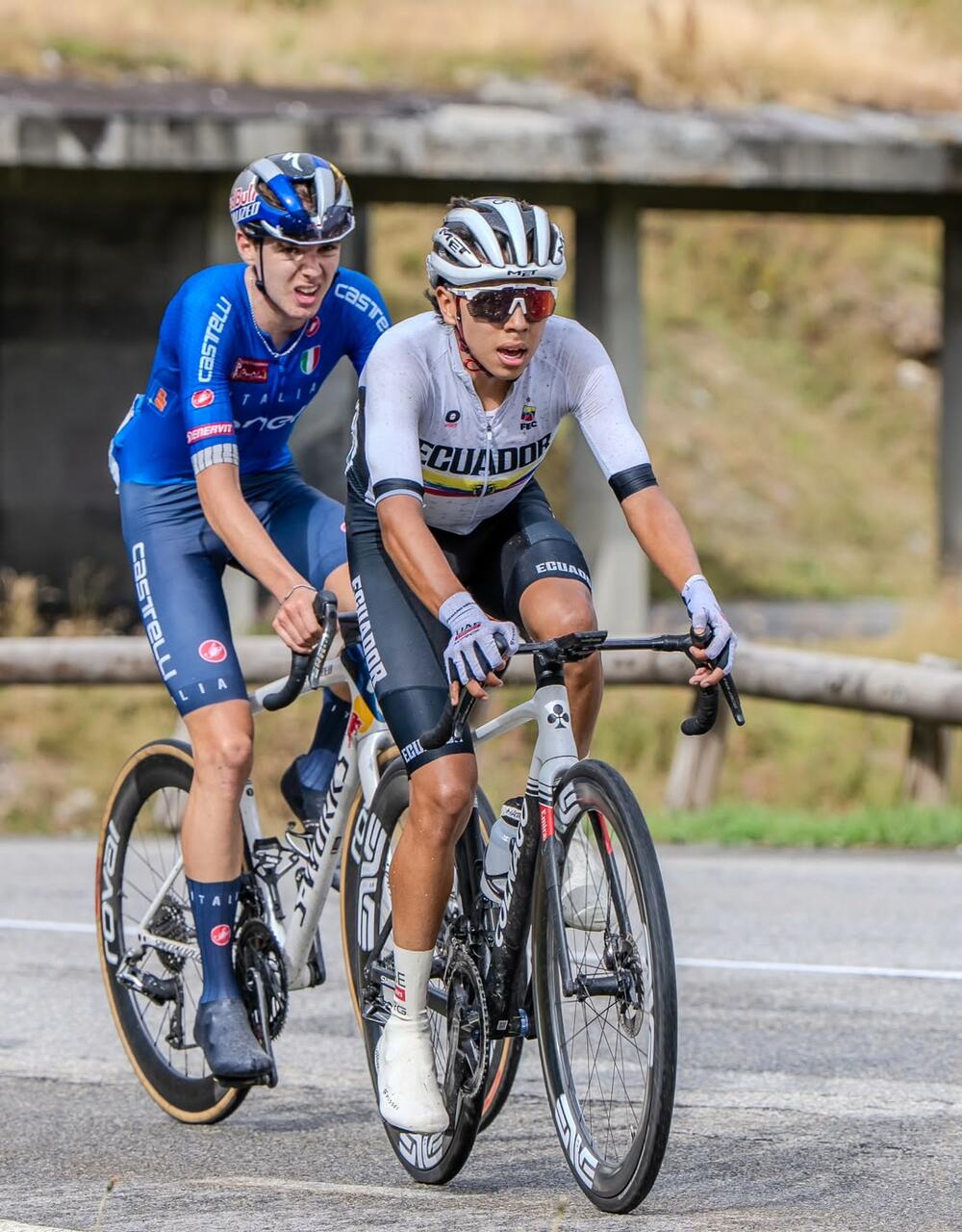 Lorenzo Finn con Mateo Ramírez nella quinta tappa del Tour de l'Avenir 2025 ©ALP'S BIKE CYCLING TEAM