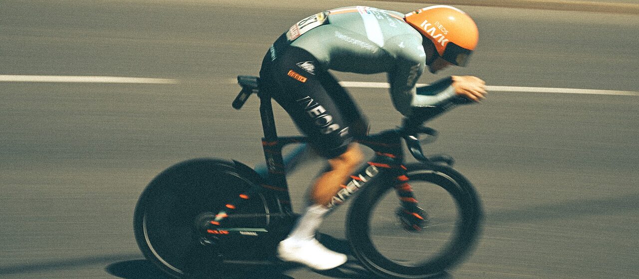 Josh Tarling durante la prima tappa della Vuelta a España 2026 © Netcompany INEOS