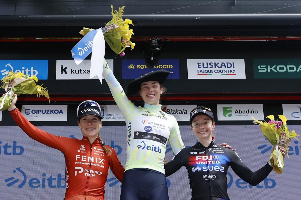 Dickson sul podio dell'Itzulia ©Itzulia Basque Country/Sprint Cycling