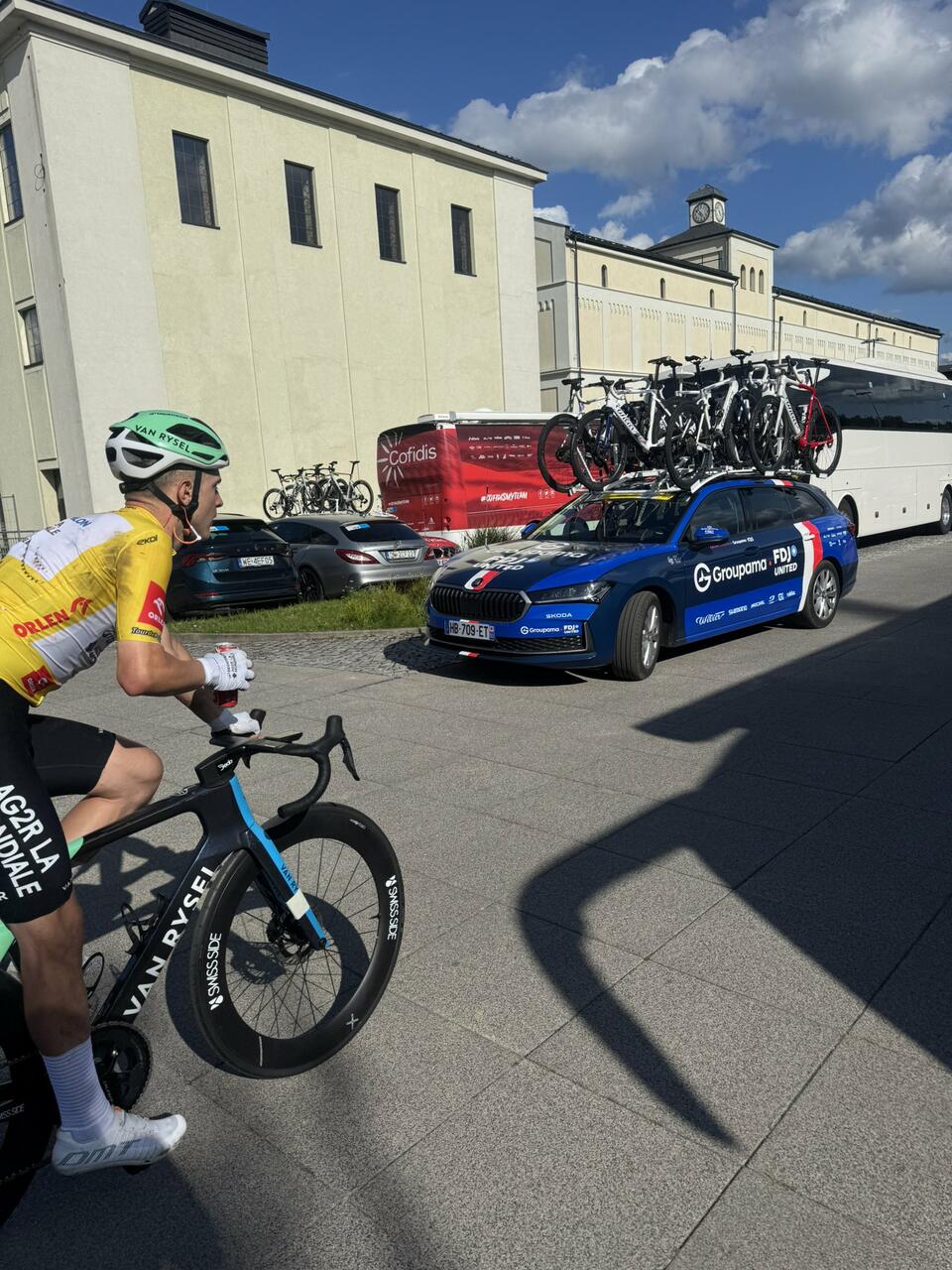 Ammaccato, ma in bici, Paul Lapeira conclude la terza tappa del Tour de Pologne 2025 © Karol Dziambor via X