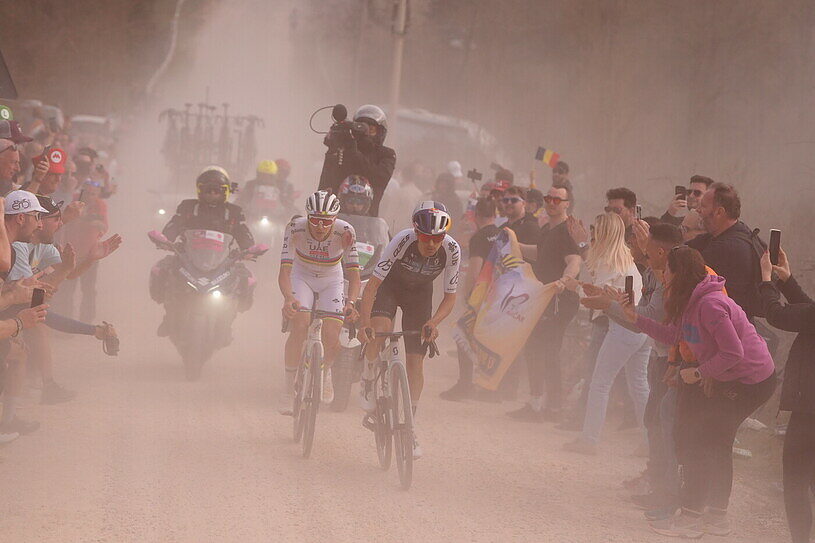 Tadej Pogacar con Tom Pidcock (foto LaPresse)