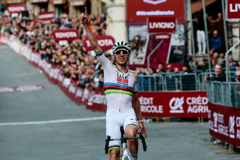Tadej Pogacar in trionfo alle Strade Bianche 2025 © Pagian Facebook UAE Emirates