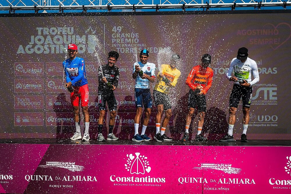 I festeggiamenti sul podio finale del GP Internacional Torres Vedras