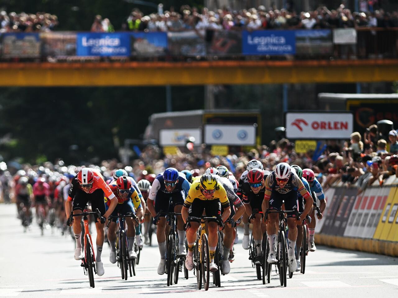 Il gruppo sprinta per la vittoria nella prima tappa del Tour de Pologne 2025 © Soudal Quik-Step / GettySport