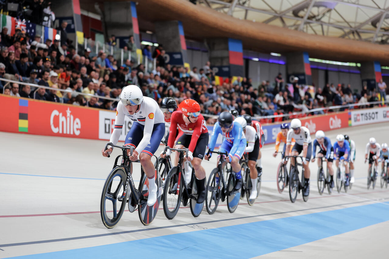 Joshua Tarling guida il gruppo nella corsa a punti maschile ai mondiali di Santiago del Cile 2025 © SWpix