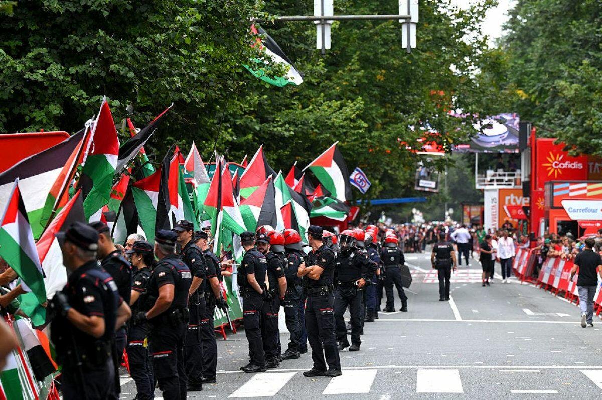 Le proteste contro la Israel-Premier Tech alla Vuelta a España. (Photo: Tim de Waele/Getty Images)