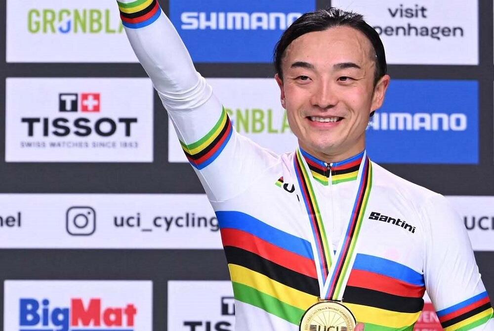 Kazushige Kuboki in maglia iridata ai Campionati del Mondo di ciclismo su pista 2024