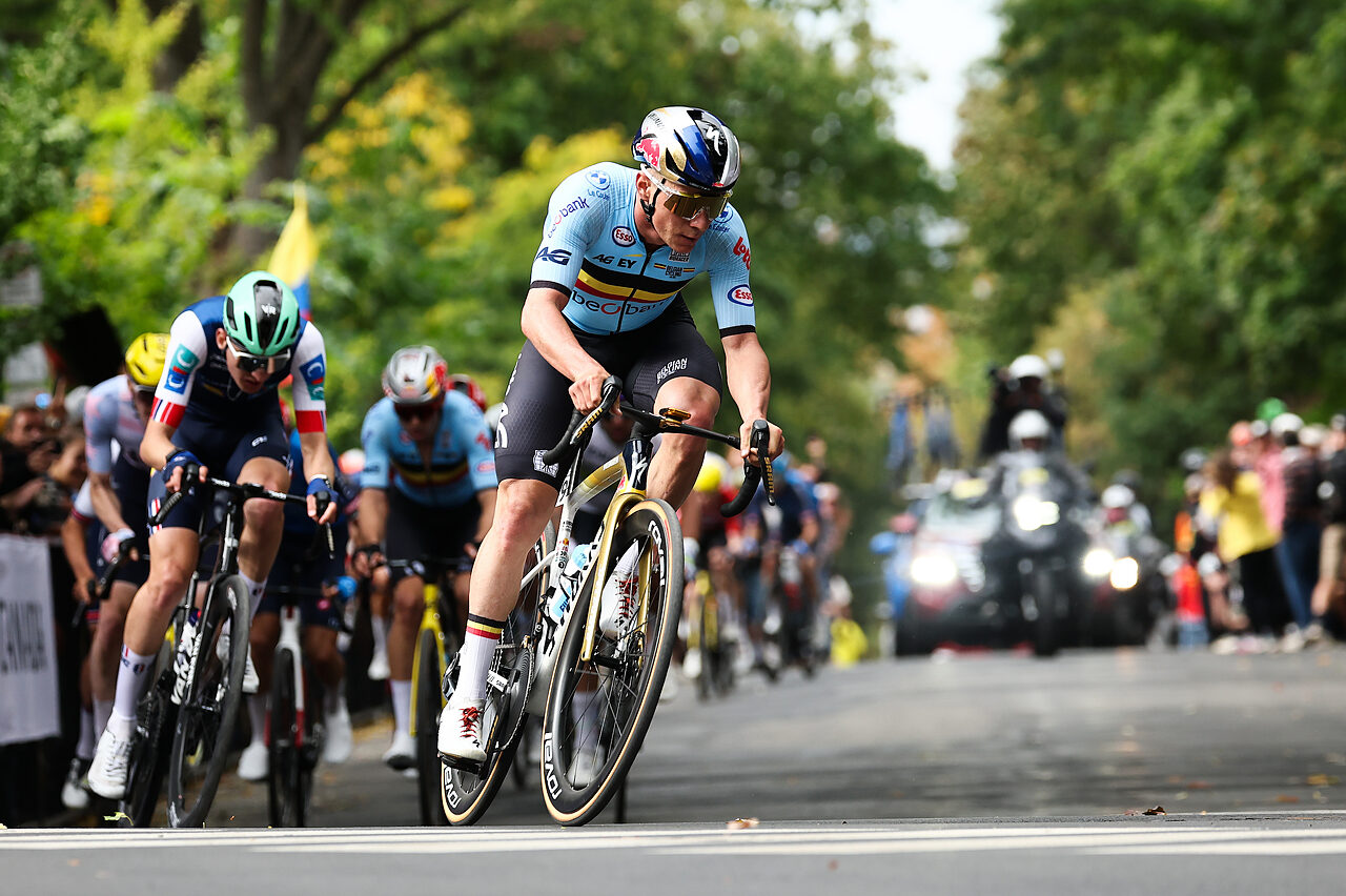 Remco Evenepoel rilancia durante la gara in linea dei campionati mondiali di Montreal 2026 © UCI via X
