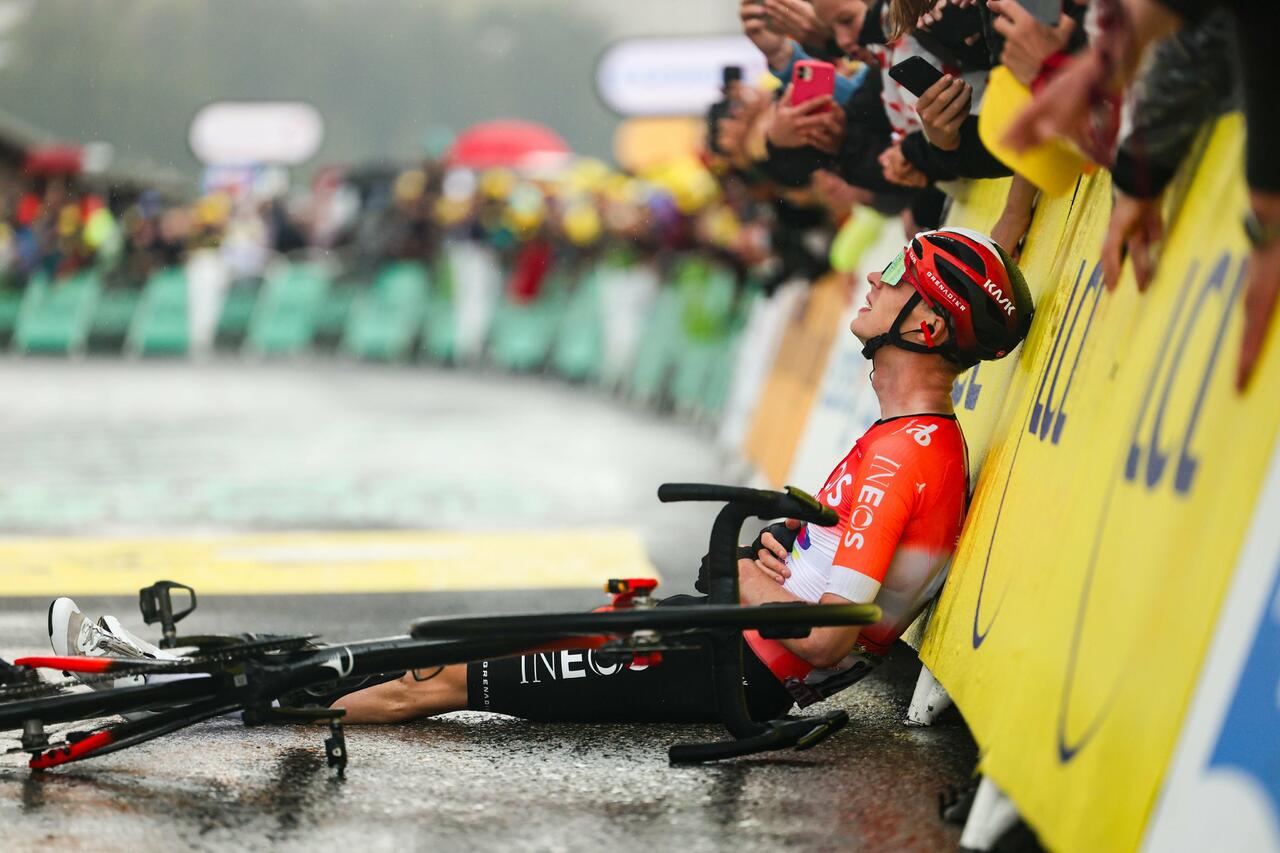 Arensman esausto sul traguardo di La Plagne al termine della 19esima tappa del Tour de France 2025 ©Le Tour via X