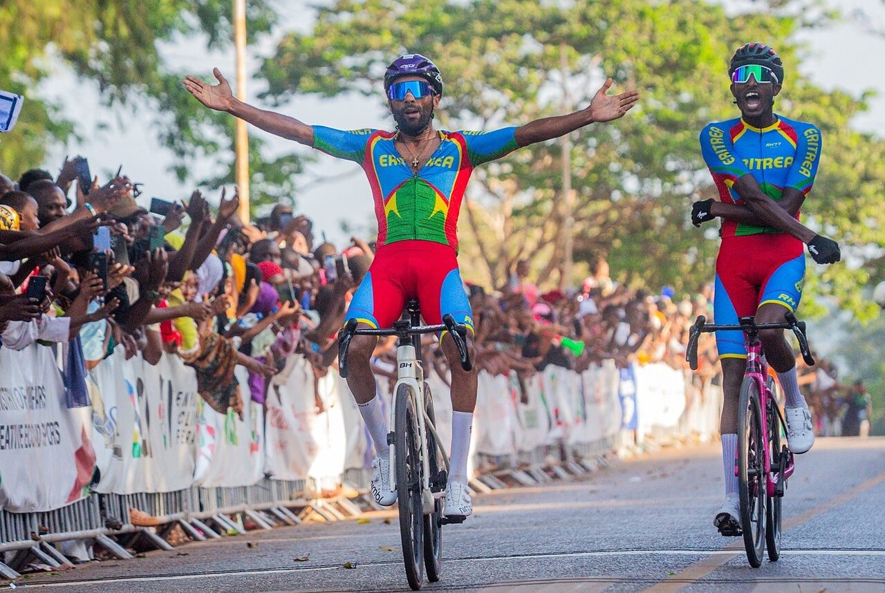 Awet Aman (a destra) festeggia con Merhawi Kudus sul traguardo dei Campionati Africani