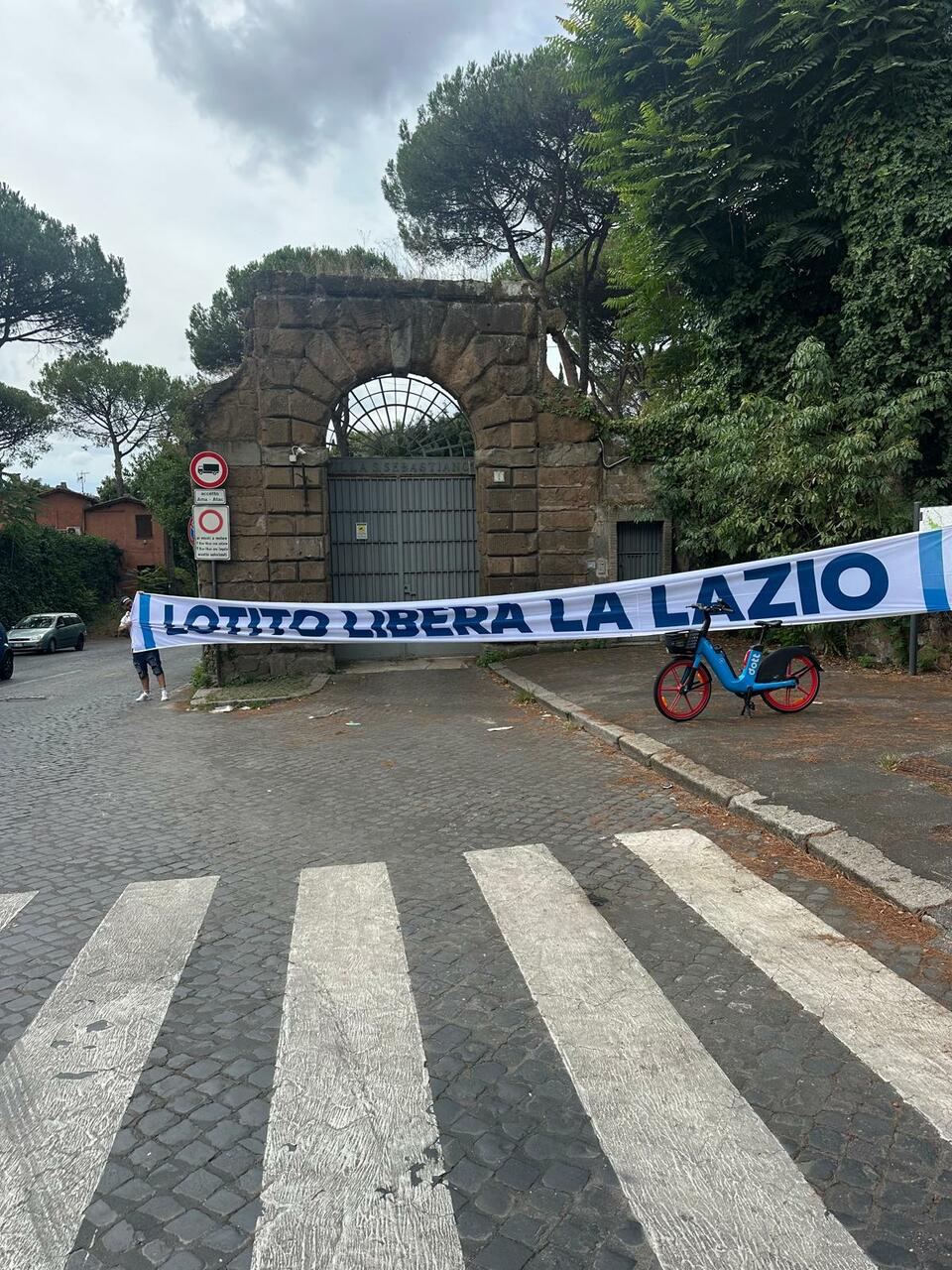 Striscione Libera la Lazio
