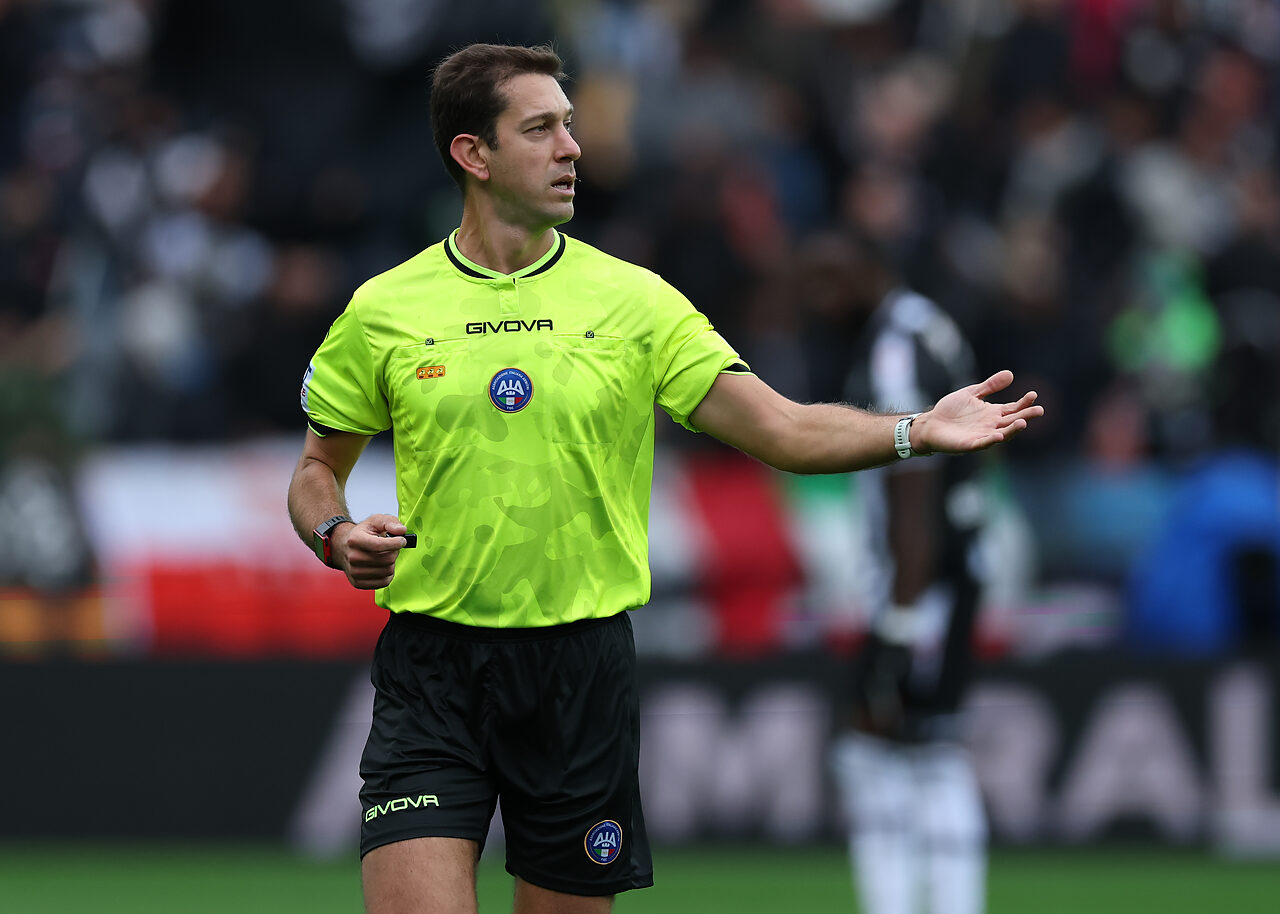 Arbitro Alberto Ruben Arena - Via onefootball (Photo by Timothy Rogers/Getty Images)