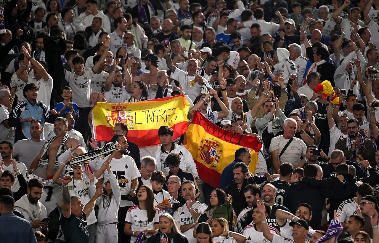 Roma-Real Madrid, spunta una bandiera della Lazio nel settore ospiti