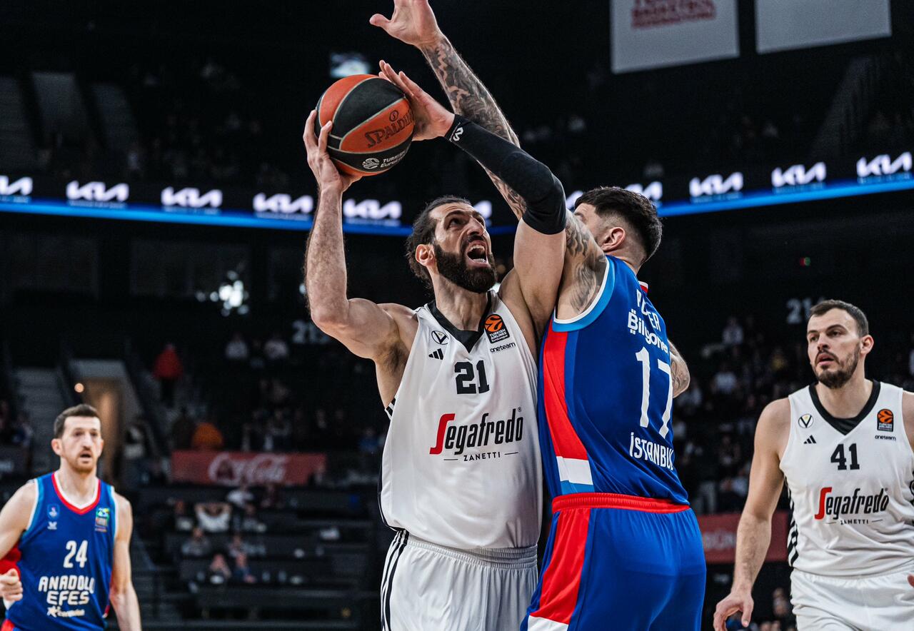 La Virtus regge un tempo, poi l'Efes controlla e vince 89-68