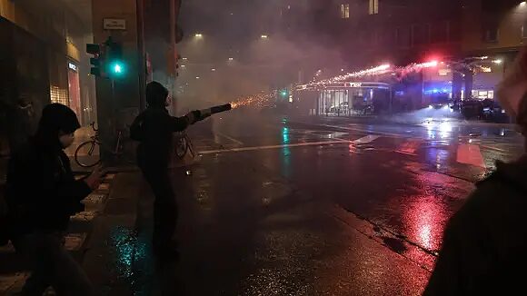 In corso la manifestazione: scontri con la Polizia, lancio di oggetti e idranti