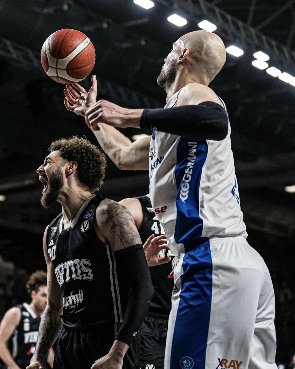 Il saluto di Isaia Cordinier ai tifosi Virtus