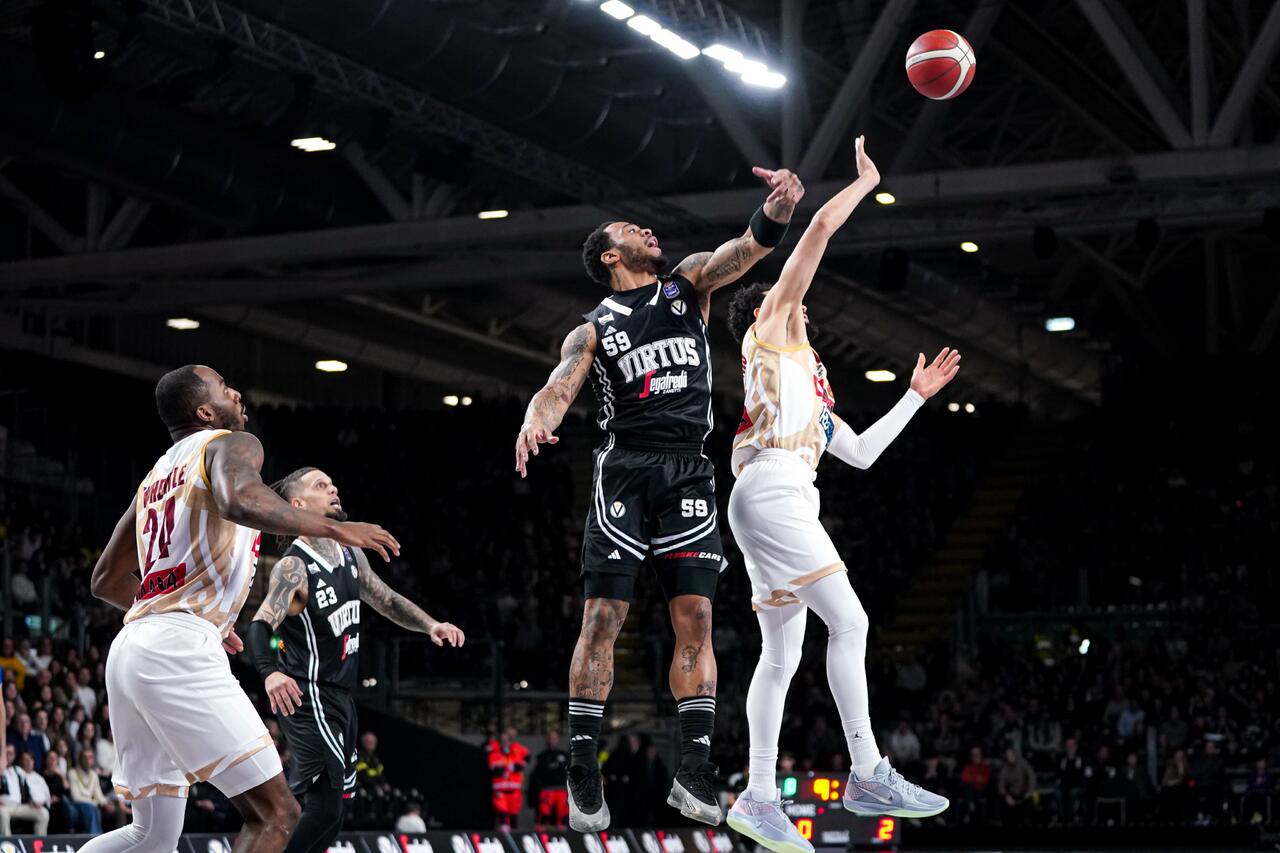 La Virtus batte Venezia 85-74 e torna al secondo posto
