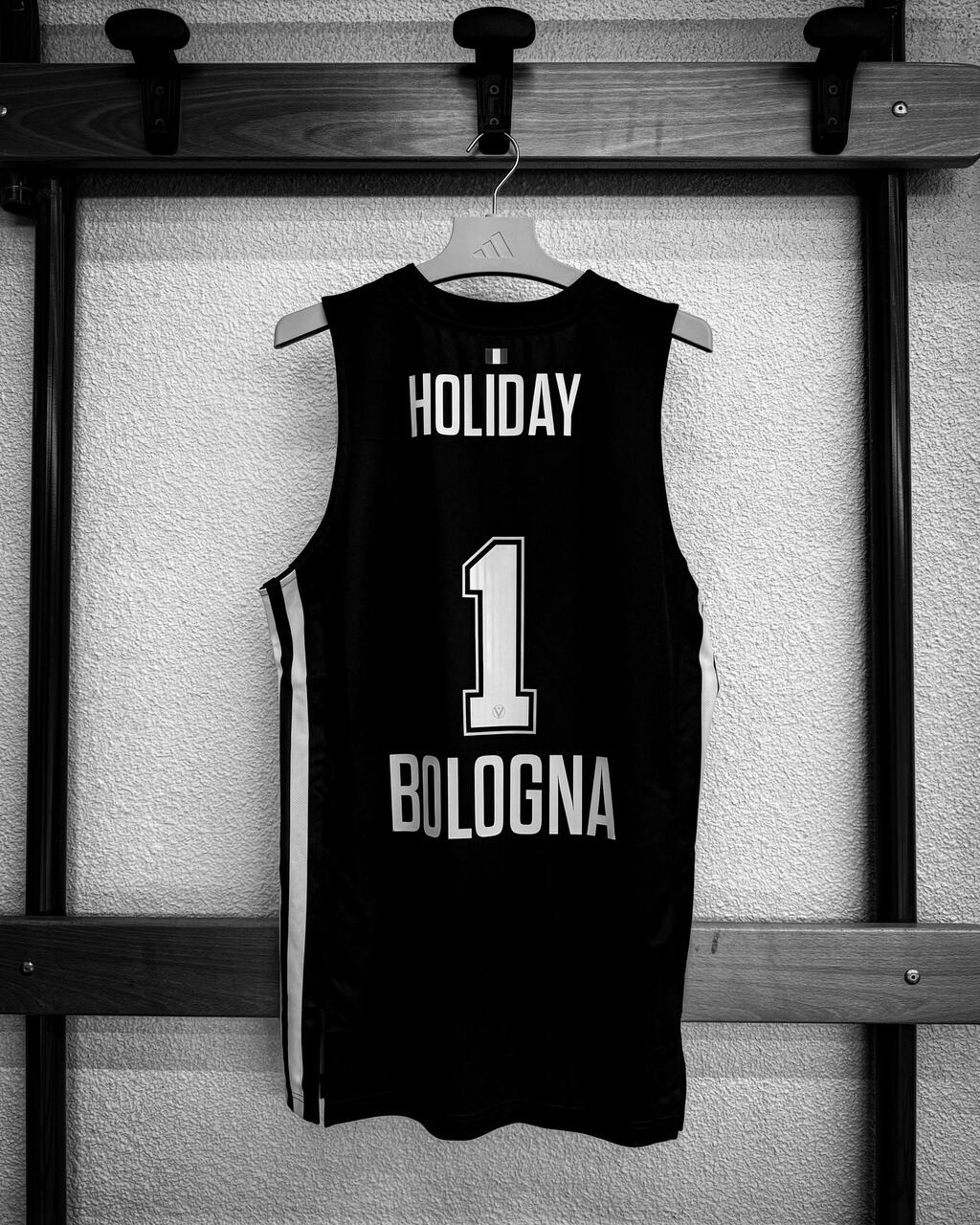Justin Holiday indosserà la maglia n. 1