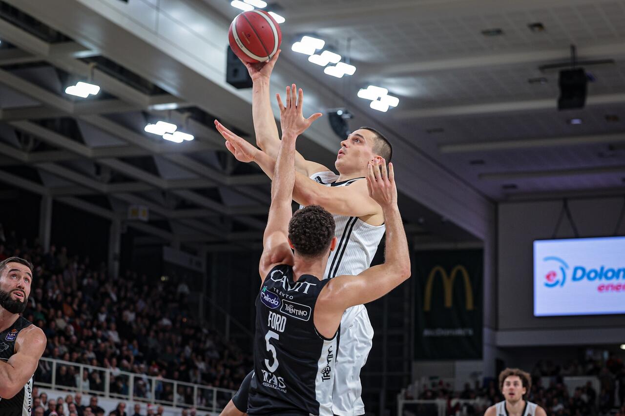 La Virtus crolla nel terzo quarto e perde a Trento: 87-79