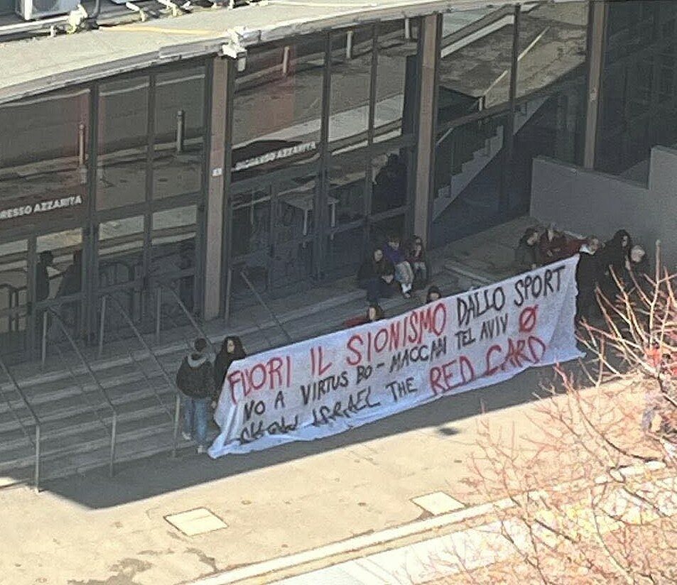 Virtus-Maccabi, apparso uno striscione di protesta al PalaDozza