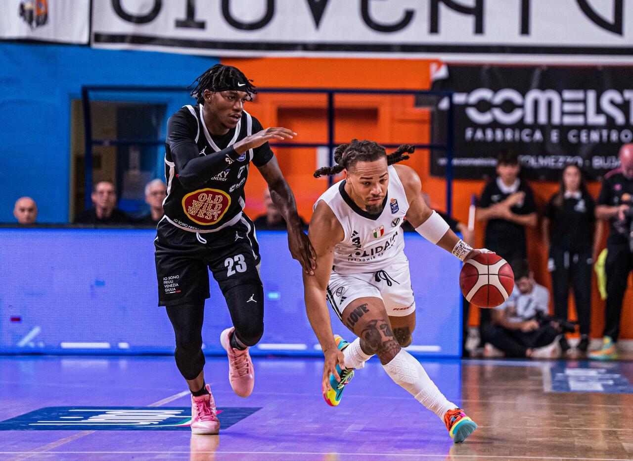 La Virtus si fa rimontare, ma vince in overtime a Udine: 80-82