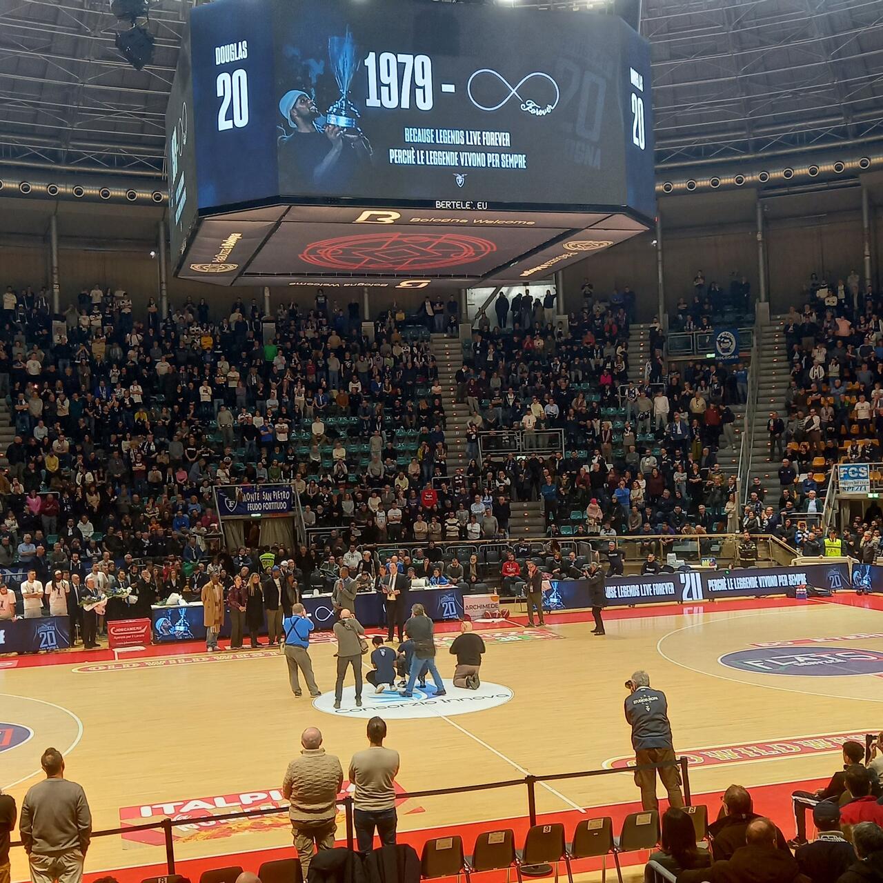 La cerimonia del ritiro della maglia di Ruben Douglas