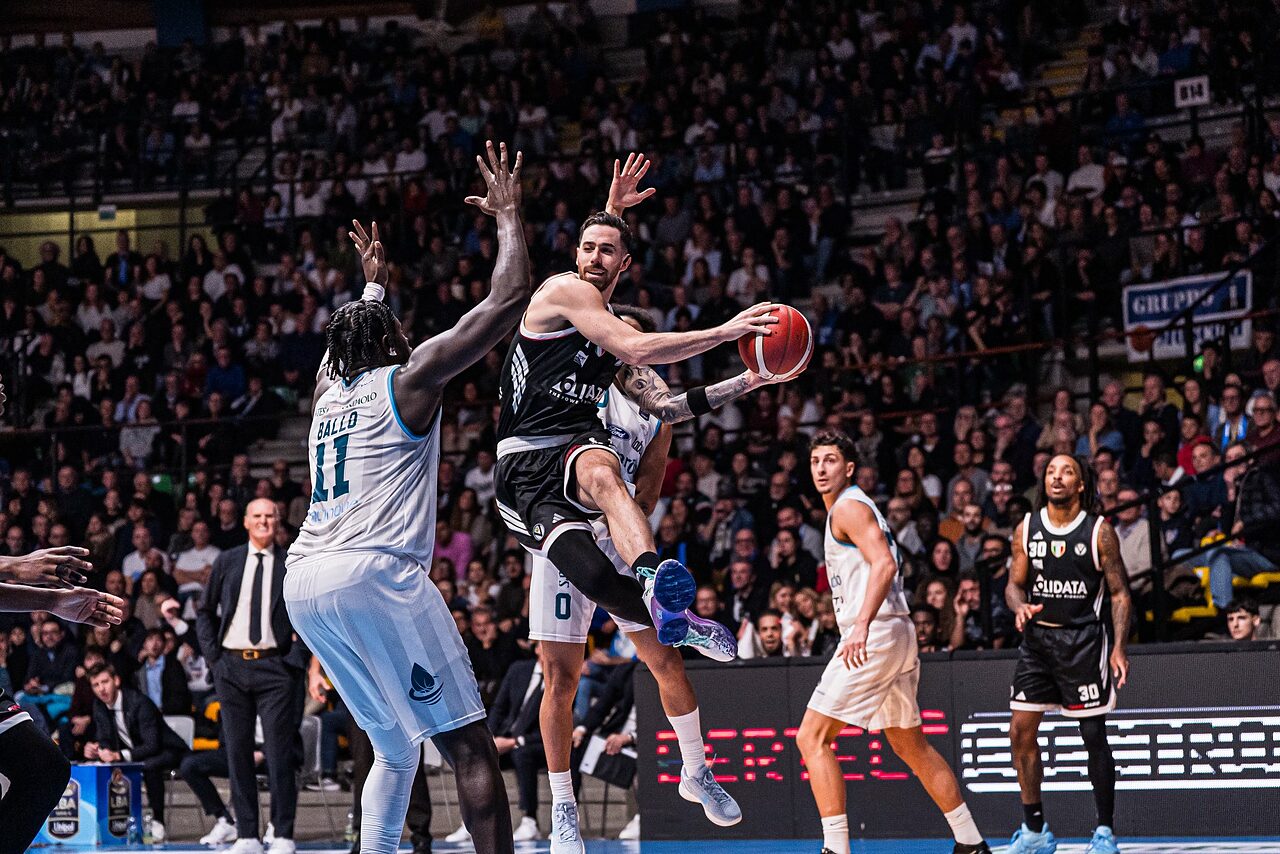 La Virtus batte Cantù e resta in testa alla classifica: 77-89