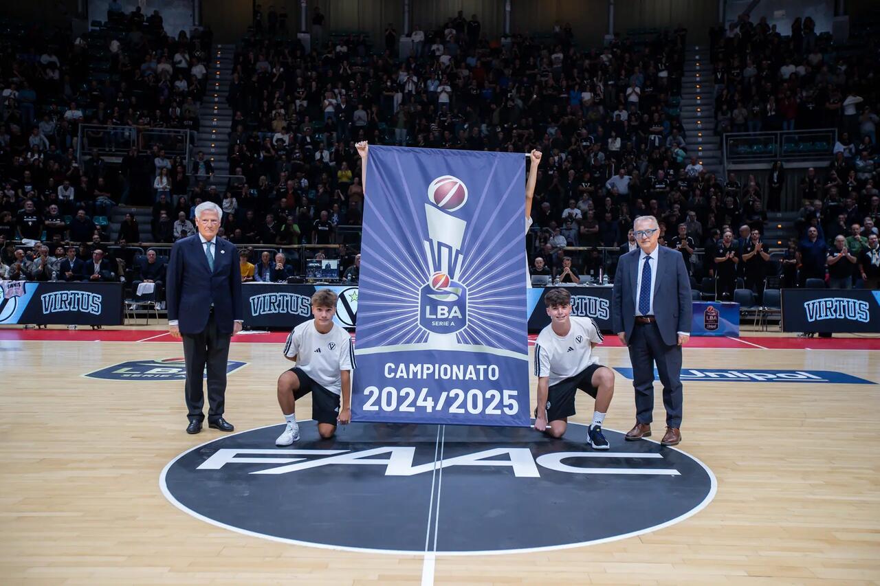 Il presidente LBA Maurizio Gherardini consegna lo stendardo tricolore 2024/25 alla Virtus Olidata Bologna