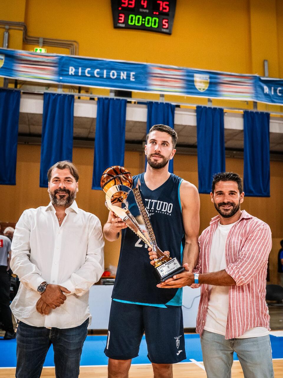 La Fortitudo dopo la vittoria nel torneo di Riccione