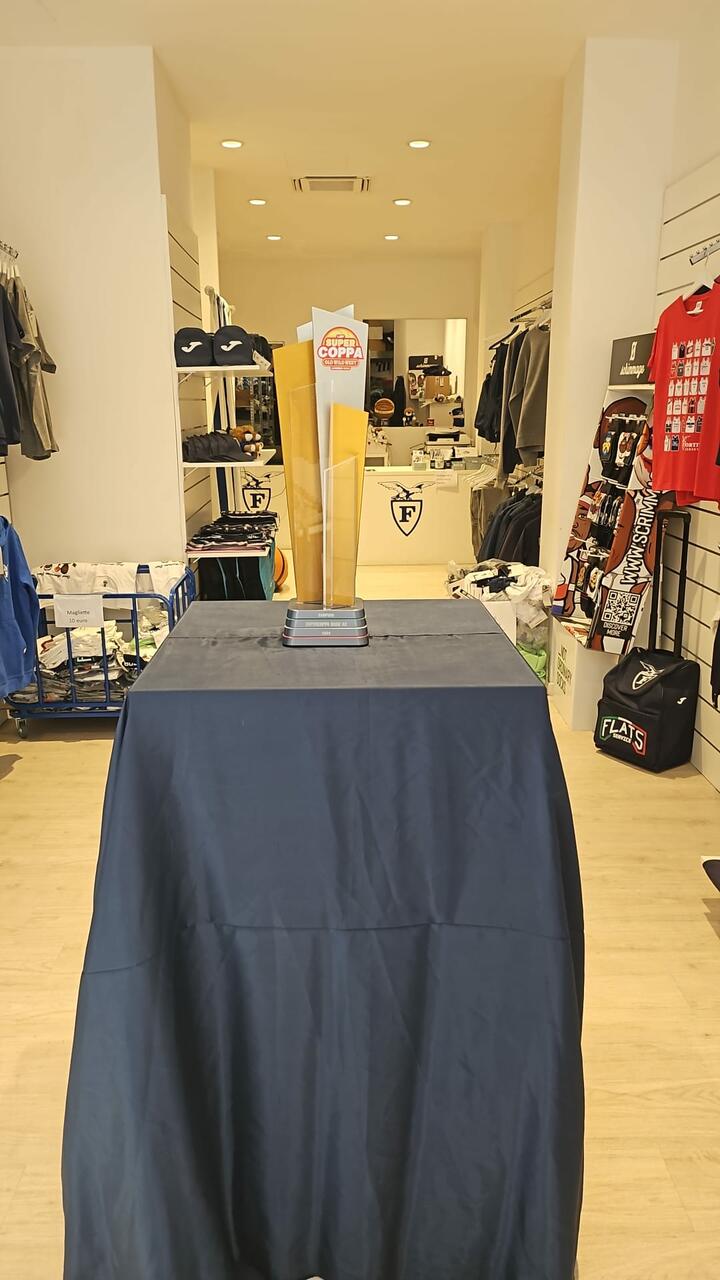 Esposizione della Supercoppa allo Store