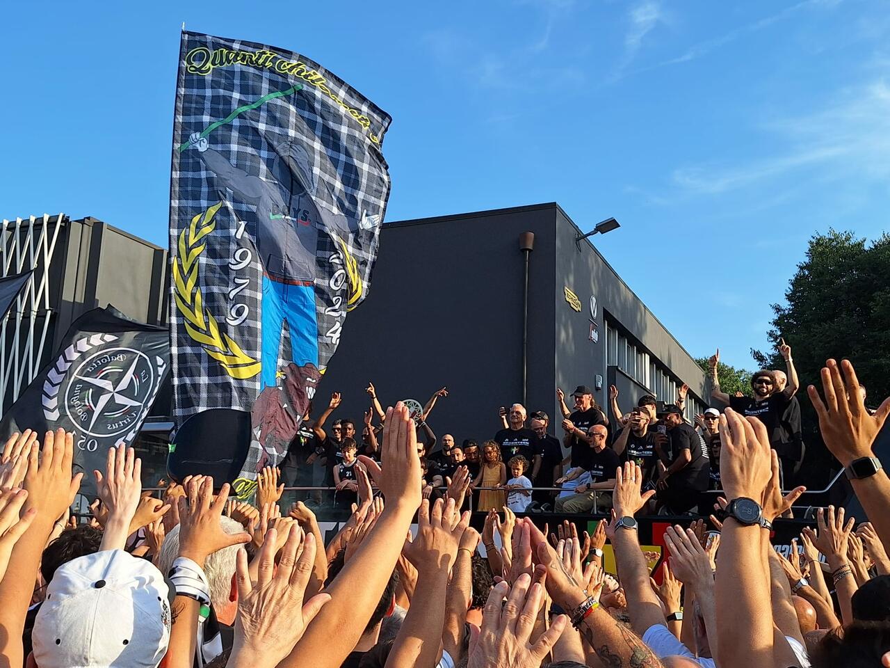 Il raduno dei tifosi Virtus con i festeggiamenti dello scudetto