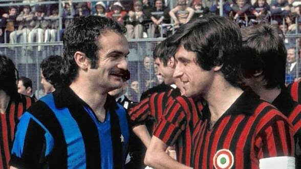 Mazzola e Rivera in in un derby di Milano