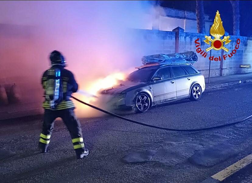 vigile del fuoco spegne incendio auto