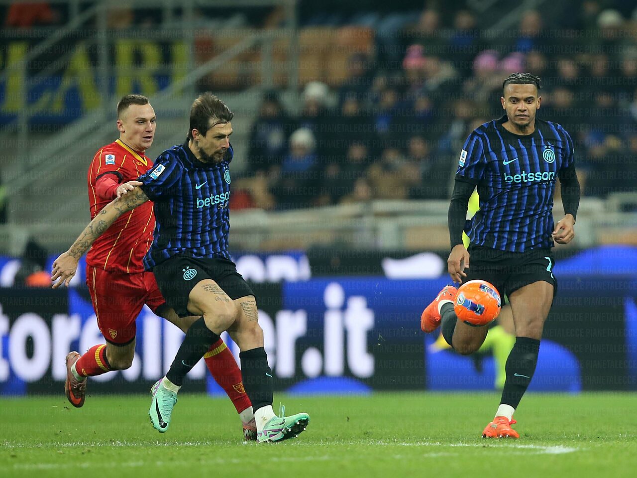 inter-lecce stulic acerbi akanji