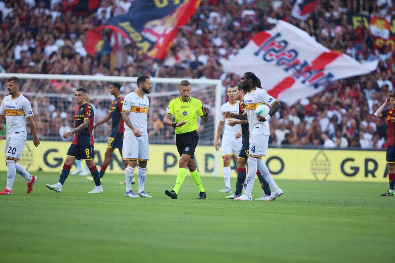 Genoa-Lecce Gaspar arbitro massa tete morente