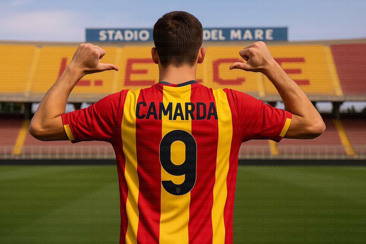 francesco camarda con la maglia del lecce