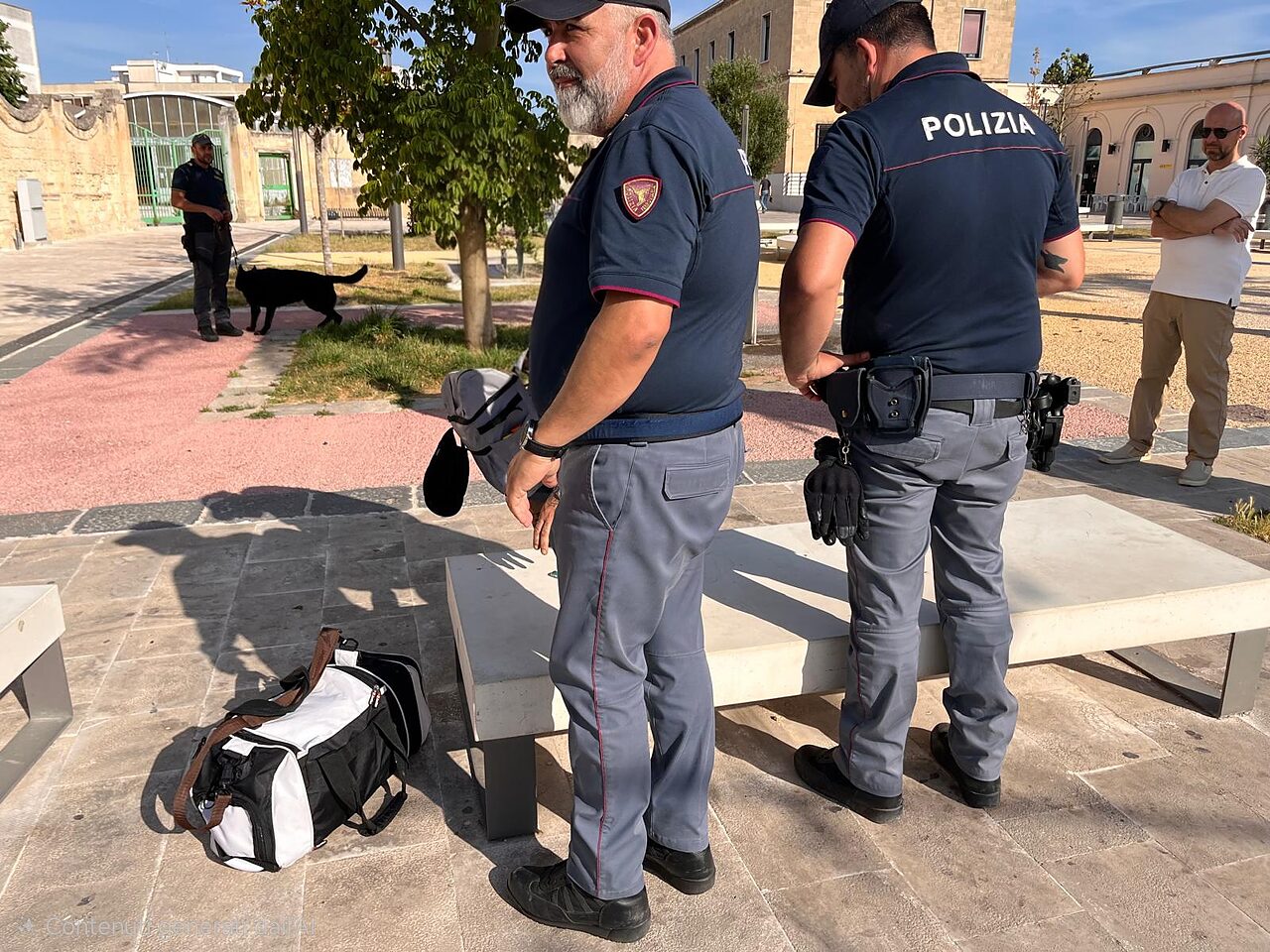 Lecce, tensione alla stazione: 31enne arrestato dopo danneggiamenti e scontri con la Polizia