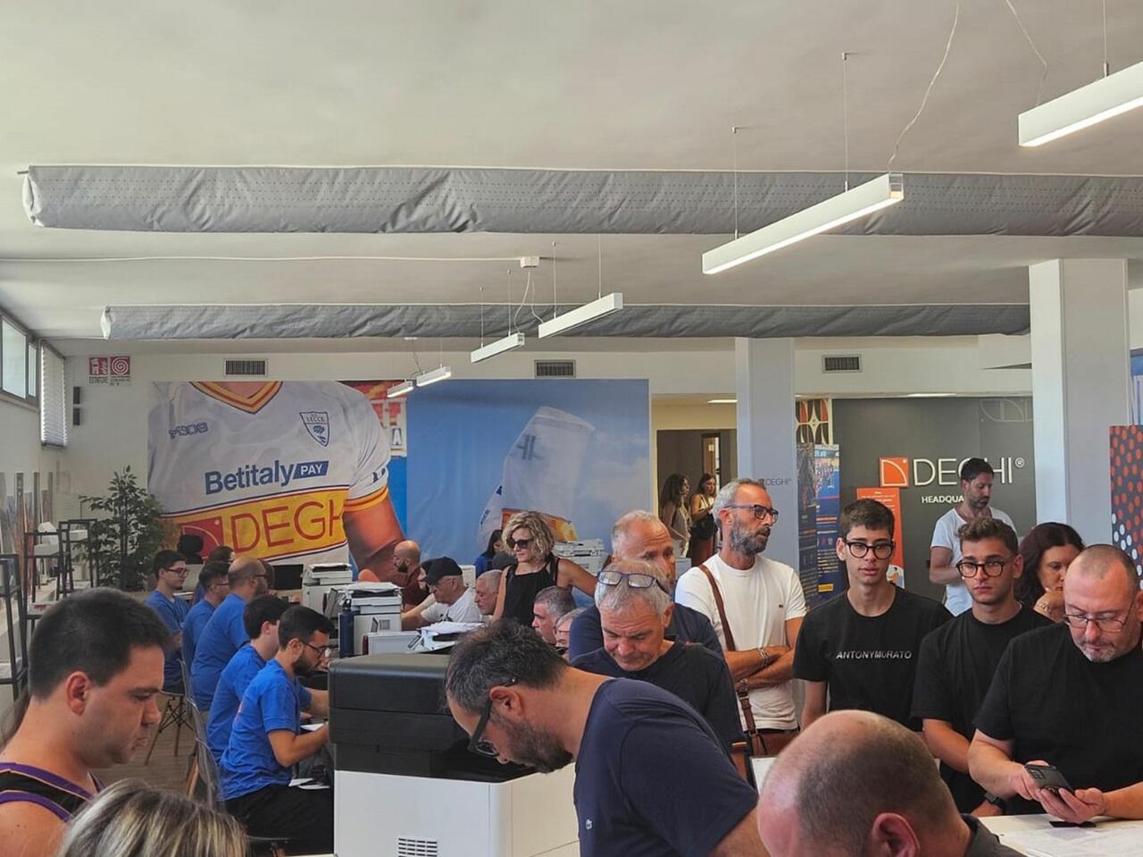 persone rinnovano abbonamento lecce