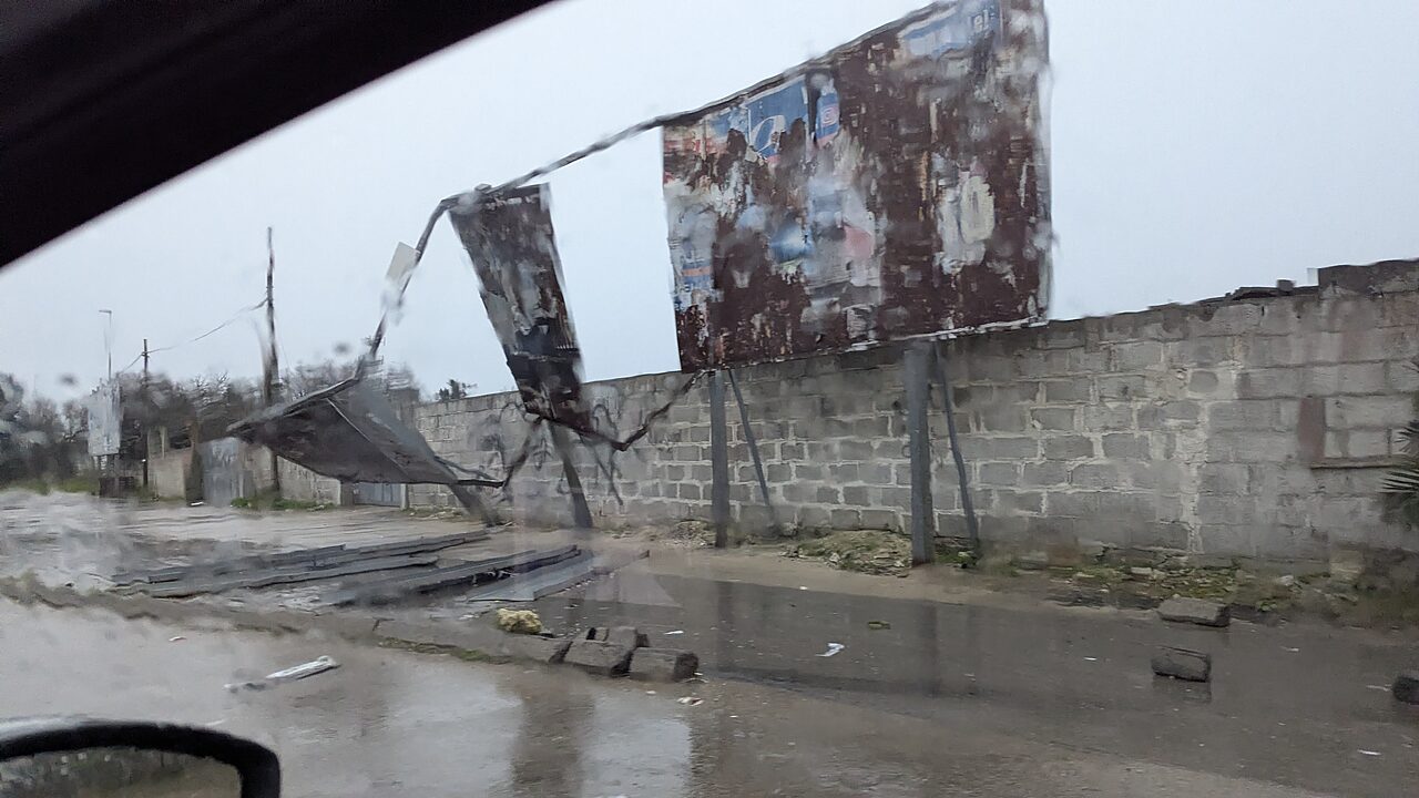 Cartelloni divelti a Melendugno