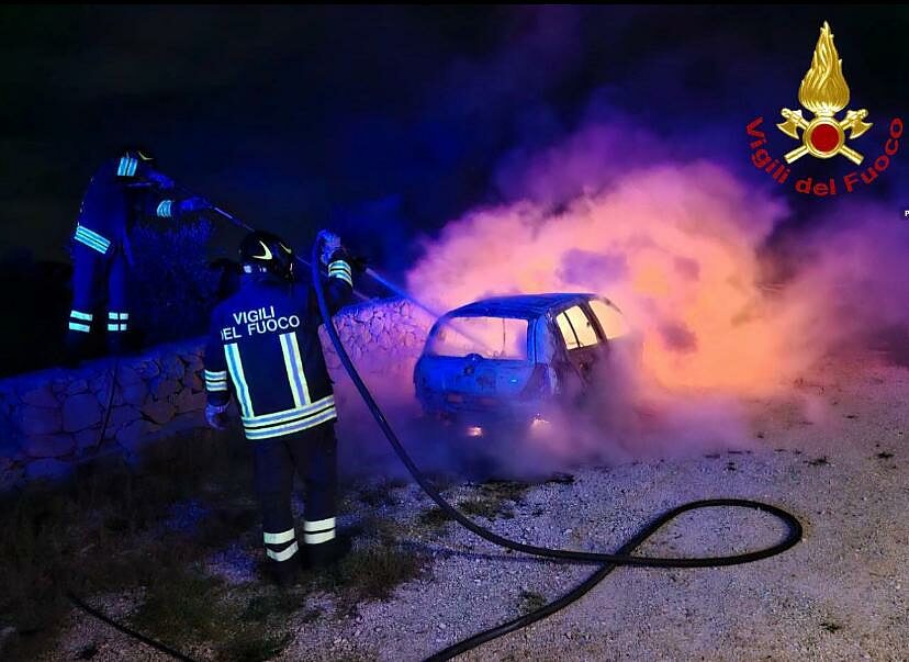 vigili del fuoco spengono incendio auto