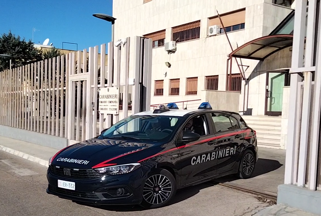 Copertino, lancia un barattolo dalla finestra durante il controllo: arrestato un 24enne