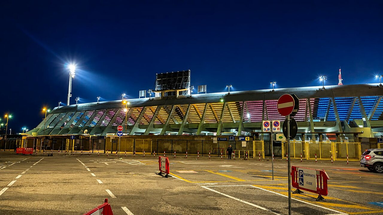Tribuna est stadio Via del mare