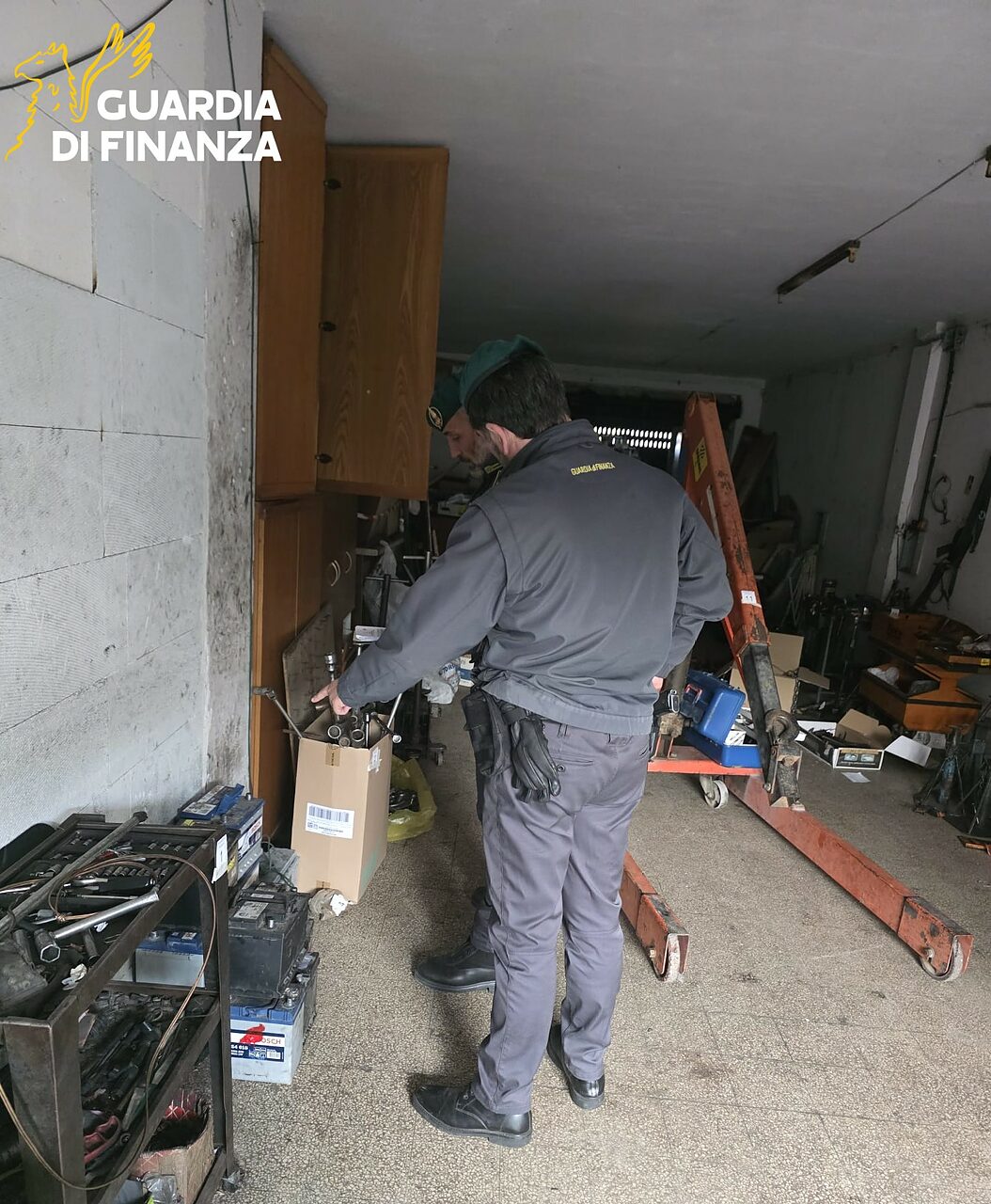 officina abusiva guardia di finanza