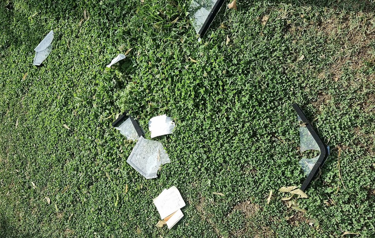 casetta libri vandalizzata
