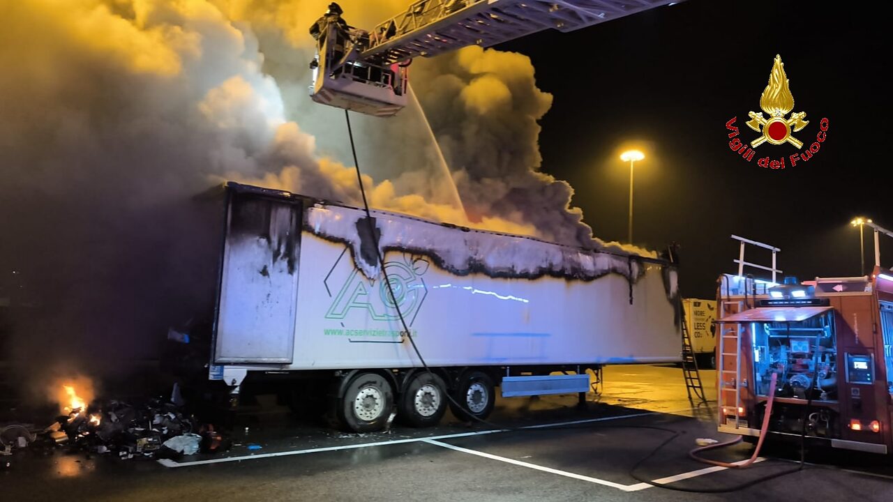 Sul posto i vigili del fuoco