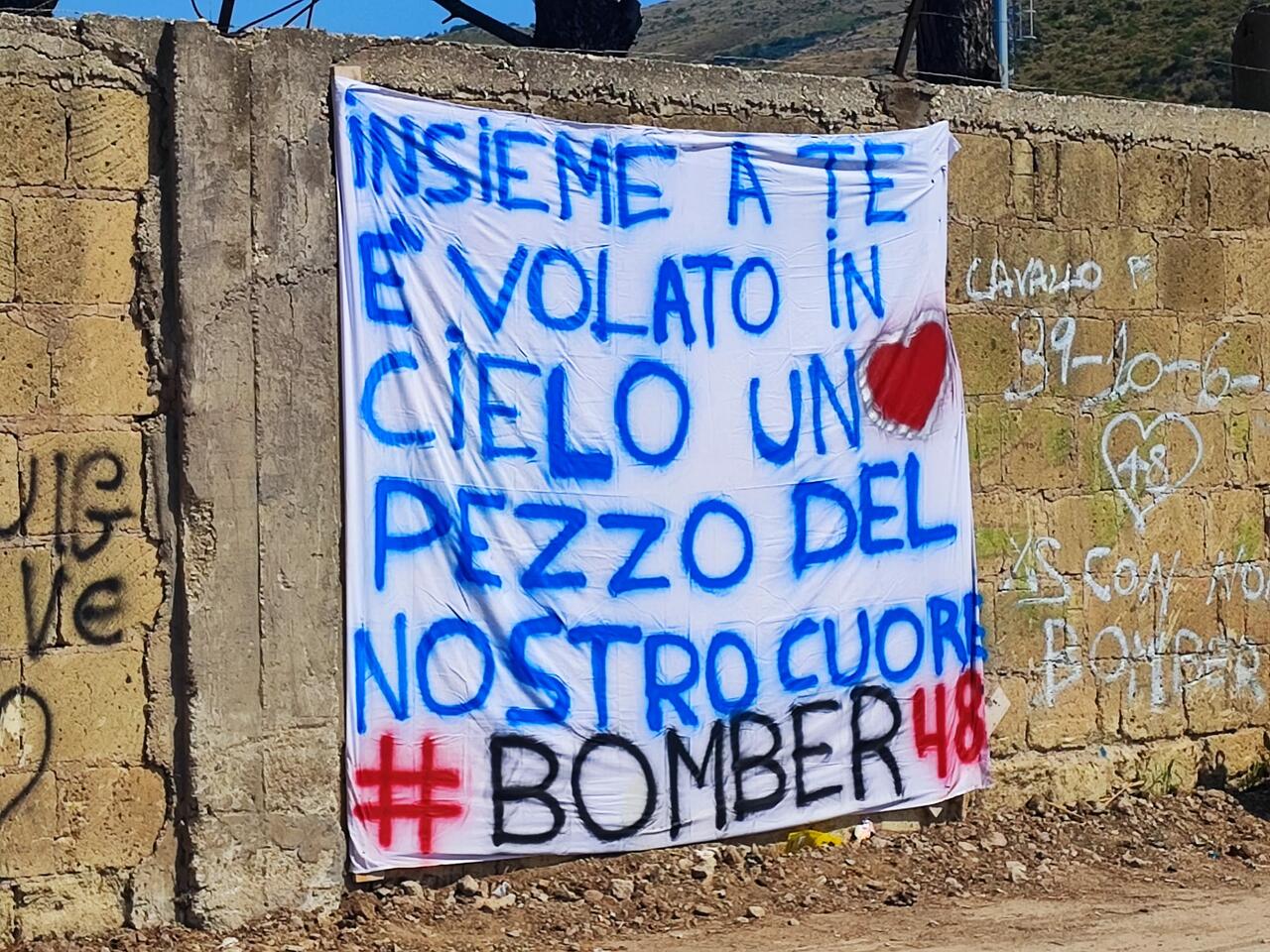 striscione luigi mondragone
